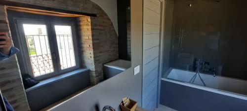 La salle de bains est pourvue d'une baignoire, d'un lavabo et d'une fenêtre. dans l'établissement Tenuta Coppa Zuccari, à Citta' Sant'Angelo