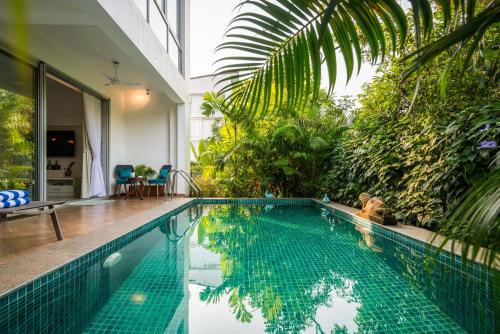 El Tesoro 2BHK Elegant Apartments in Siolim with Pool- 10 mins Drive to Assagaoの敷地内または近くにあるプール
