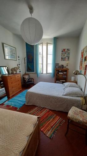MAISON DE CHARME AVEC COUR, proche rue des Teinturiers