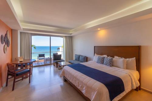 1 dormitorio con cama y vistas al océano en The Paramar Beachfront Boutique Hotel With Breakfast Included - Downtown Malecon, en Puerto Vallarta