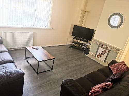 Ruang duduk di Goldthorn Wolverhampton sleeps 5 long term comfortably and families