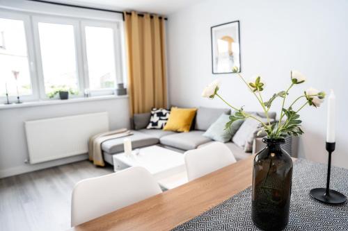 Postel nebo postele na pokoji v ubytování Luxurious Two Bedroom Apartment with Private Parking