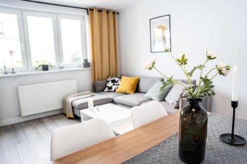 ein Wohnzimmer mit einem Sofa und einem Tisch in der Unterkunft Luxurious Apartment with South facing Garden in Perth