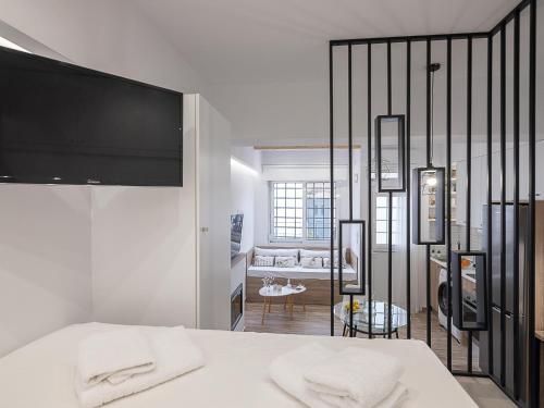 um quarto branco com uma cama e uma sala de estar em Cozy studio in Dafnes near to Heraklion em Dhafnés