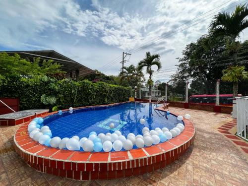 una piscina con un montón de pelotas alrededor en Casa Campestre La Colombiana, en Montenegro