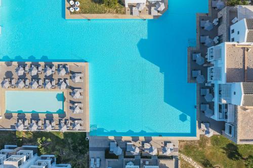 eine Luftansicht eines Resorts mit Pool in der Unterkunft Diamond Deluxe Hotel - Adults Only in Kos-Stadt