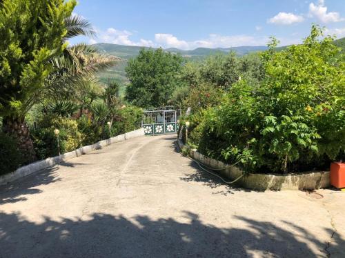 eine unbefestigte Straße mit einer Brücke in der Ferne in der Unterkunft Villa Mukaj in Fratar
