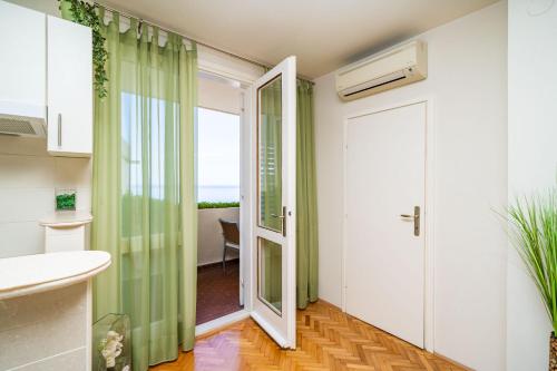 uma cozinha com uma porta que leva a uma varanda em Apartment Bakus em Dubrovnik