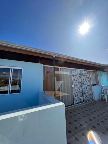 Blick auf ein Haus mit blauem Licht in der Unterkunft Apartamento Elite na Cobertura in Cunha