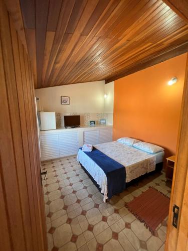 ein Schlafzimmer mit einem Bett in einem Zimmer in der Unterkunft Apartamento Elite na Cobertura in Cunha