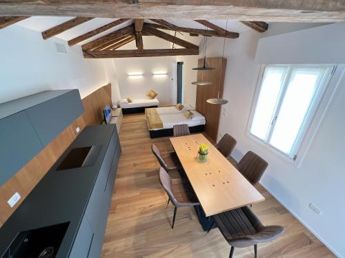 une cuisine et une salle à manger avec une table et des chaises dans l'établissement Attico Vivit 60, à Mestre
