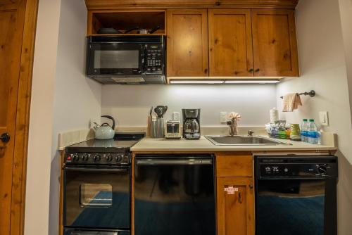 Studio Efficiency Unit with Balcony over Mountaineer Square condoにあるキッチンまたは簡易キッチン