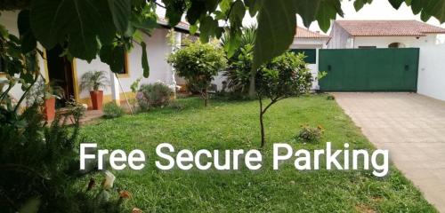 a garden with the words free service parking in front of a house at Casa dos Pingos de Mel in Aveiro