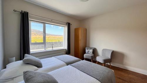 Errigal View B&B and Crafts tesisinde bir odada yatak veya yataklar