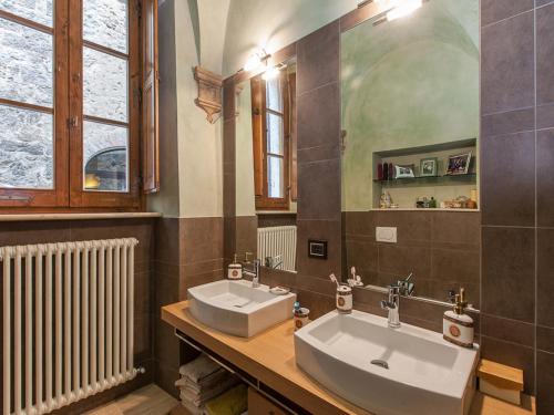 a bathroom with two sinks and a mirror at Apartment Residenza Gabrielli in Sarteano