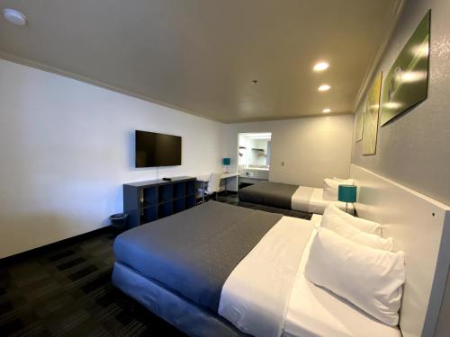 Posteľ alebo postele v izbe v ubytovaní BridgePoint Inn Daly City
