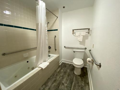 Koupelna v ubytování BridgePoint Inn Daly City