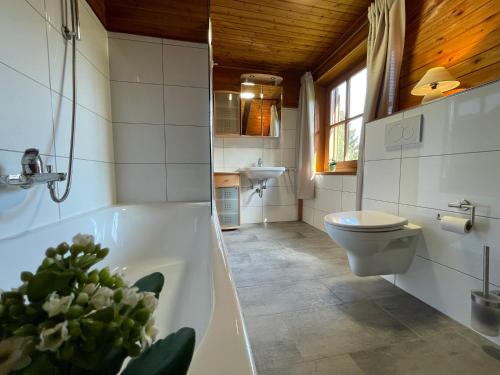 Koupelna v ubytování Ferienblockhaus 'Am Kunstberg'