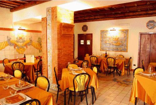 un ristorante con tavoli e sedie in una stanza di Locanda Re Ruggero a Monreale