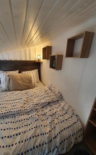 une chambre avec un grand lit avec un plafond dans l'établissement Appt 4 pers, refait à neuf 2022, terrasse, parking, au Cap d'Agde