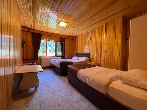 A bed or beds in a room at Ozkan Otel