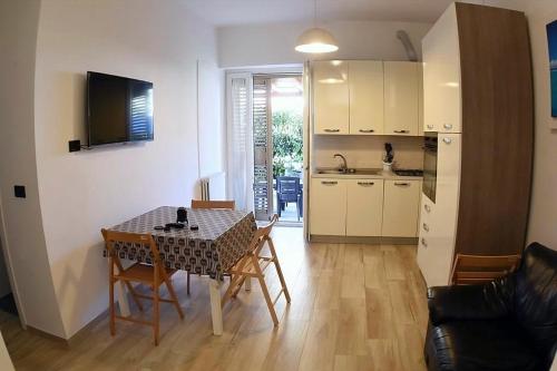Kuchyňa alebo kuchynka v ubytovaní Villa Aurora Fronte spiaggia