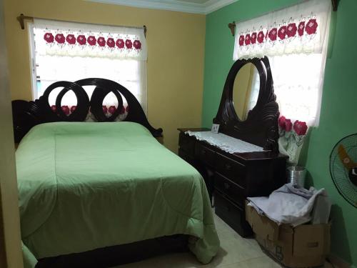 1 dormitorio con cama, tocador y espejo en Villa Valencia - 3 Habitaciones - 1ª Planta en Los Patos