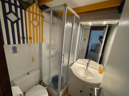 Koupelna v ubytování Appartement Vaux-sur-Mer, 3 pièces, 4 personnes - FR-1-550-37