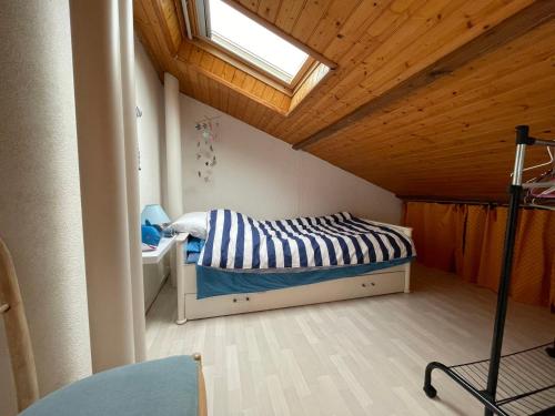 - une petite chambre avec un lit et une fenêtre dans l'établissement Appartement Cosy avec Terrasse Intime, à 500m de la Plage de Nauzan - FR-1-550-37, à Vaux-sur-Mer