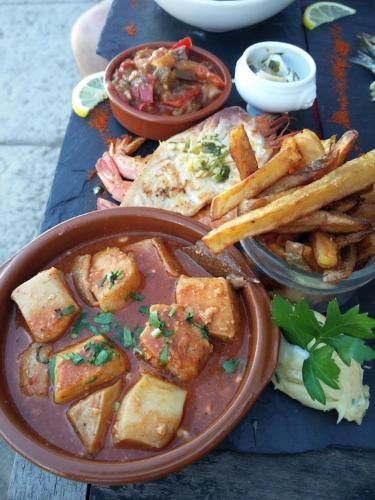 une assiette de nourriture avec des frites et des pizzas dans l'établissement Hidden Gem Au Cœur De Sète & Vue Sur Mont St Clair, à Sète