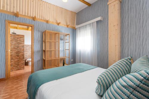 Кровать или кровати в номере DejaBlue. Villa rural junto al mar y la montaña