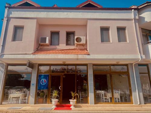 un bâtiment avec des portes et des fenêtres en verre dans l'établissement Acar Park Hotel, à Dalyan