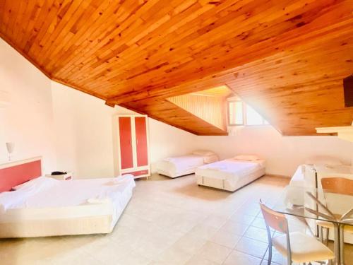 - une chambre avec deux lits et un plafond en bois dans l'établissement Acar Park Hotel, à Dalyan