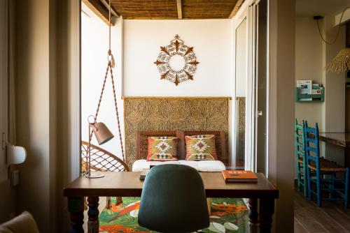 een thuiskantoor met een bureau en een stoel bij K-COLORS by Nuka Homes in Jávea