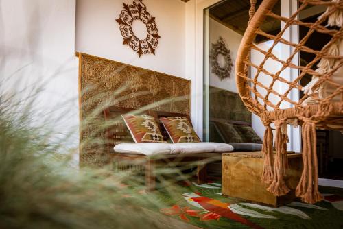 een kamer met een open haard en kussens erop bij K-COLORS by Nuka Homes in Jávea