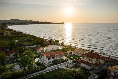 アカラヴィにあるTamaris Beach Houseの水辺の町の空中風景