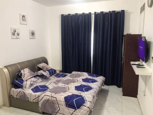 Apartment in Ajman,furnished studio房間的床