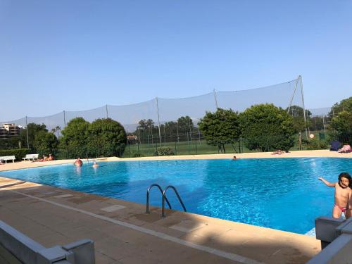 une femme debout à côté d'une piscine dans l'établissement Ellie’s place, à Mandelieu-la-Napoule