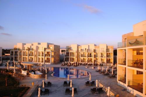 Blick auf ein Resort mit Pool und Gebäuden in der Unterkunft Amphora Hotel & Suites in Paphos City