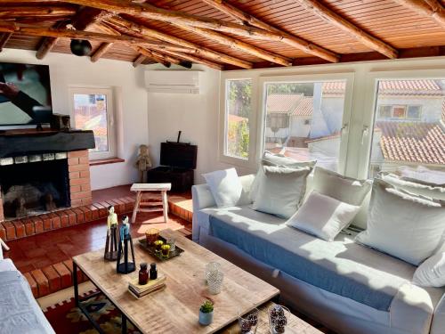 - un salon avec un canapé et une cheminée dans l'établissement 3 bedroom Cascais apt, à Cascais