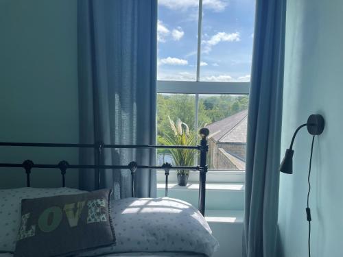 Ένα ή περισσότερα κρεβάτια σε δωμάτιο στο 2-Bed Flat in Summerbridge Harrogate Pet Friendly