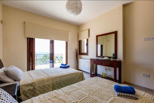 Ліжко або ліжка в номері SunShine Villa Paphos