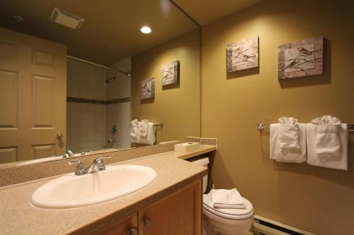 Ett badrum på Powderhorn Condos by Whistler Retreats