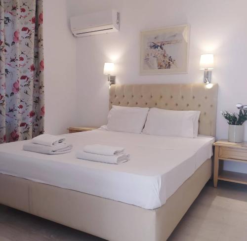 Una cama o camas en una habitación de Alykes Family Resort