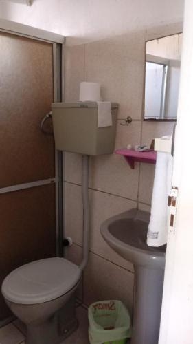 La petite salle de bains est pourvue de toilettes et d'un lavabo. dans l'établissement CASA De MÃE - CAMPINA GRANDE, à Campina Grande
