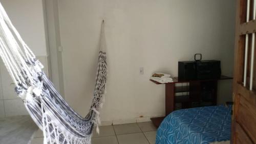 a white swing in a room with a bed at CASA De MÃE - CAMPINA GRANDE in Campina Grande