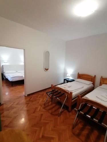 um quarto com duas camas e um espelho em B&B RINGAT em Mori