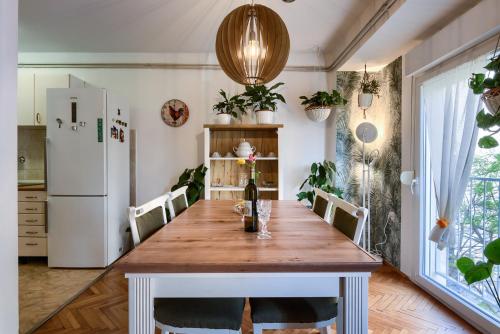 Avocado apartment city center- pet friendly!