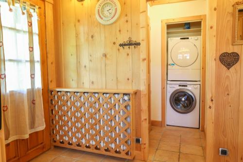 - une buanderie avec un lave-linge et un sèche-linge dans l'établissement Chalet Belle-Sofianna, à Saint-Gervais-les-Bains