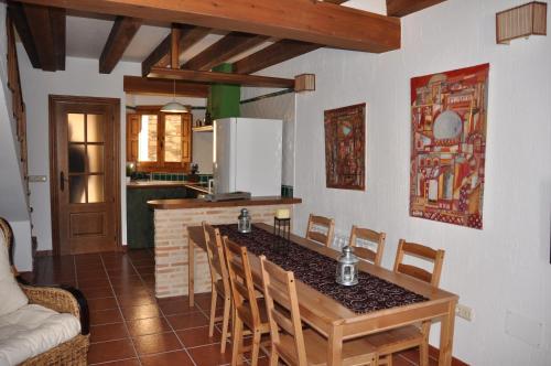 cocina con mesa y sillas en una habitación en El Rincón de la Trilla - El Linar, en Horcajo de la Sierra